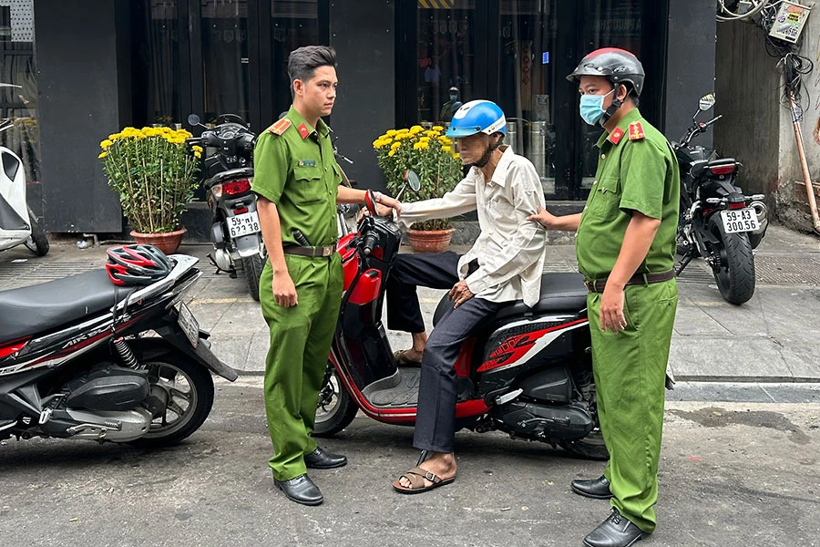 Công an phường Phạm Ngũ Lão tuần tra, phát hiện người đàn ông tàng trữ trái phép chất ma túy. Ảnh: NGUYỄN TÂN