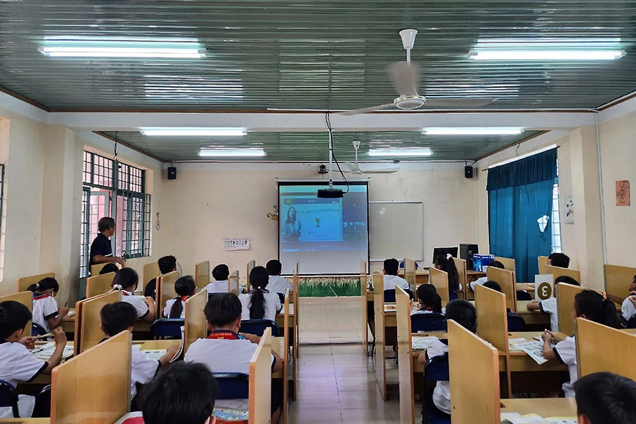 Lớp học số môn tiếng Anh tại Trường Tiểu học Trung Lập Thượng, huyện Củ Chi. Ảnh: NGUYỄN QUYÊN
