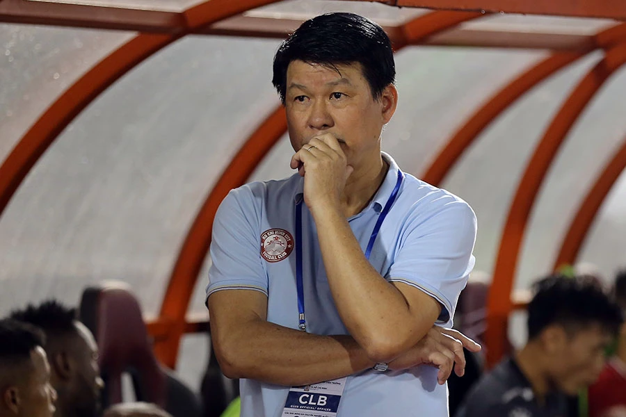 HLV Vũ Tiến Thành đang liệu cơm gắp mắm ở CLB TP.HCM. Ảnh: ANH PHƯƠNG