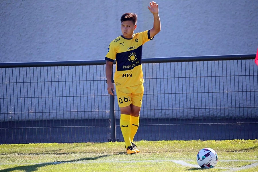 Đến việc khó khăn trong màu áo Pau FC và mới đây bị đẩy xuống giải hạng năm Pháp. Ảnh: PFC