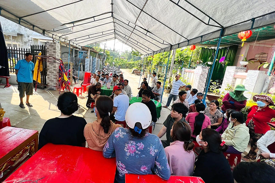 Người thân, hàng xóm đến chia buồn cùng gia đình bà Máy.