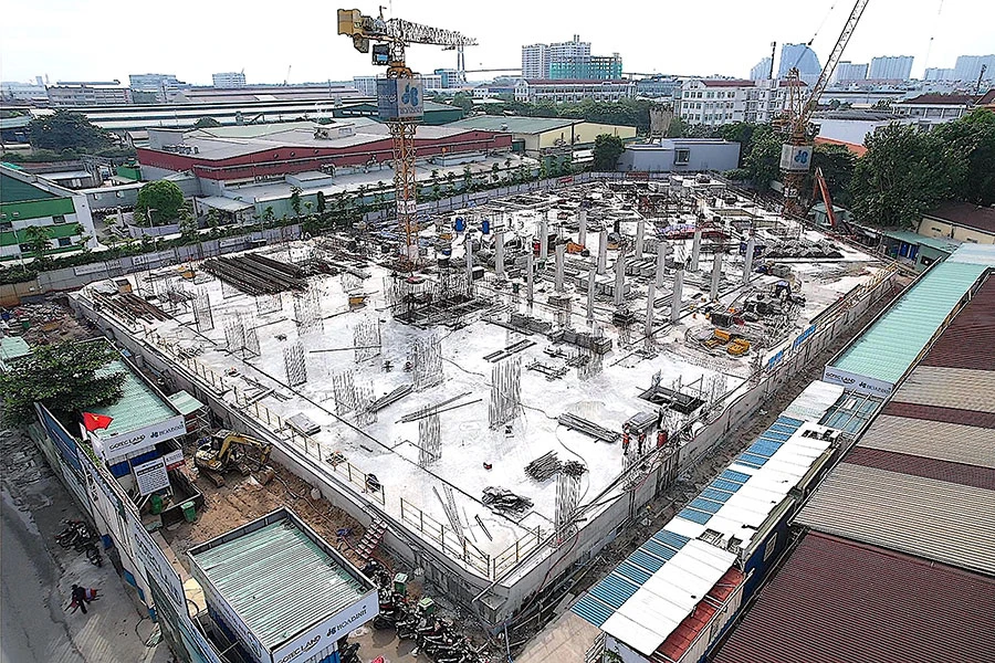 Dự án của Công ty Gotec Land đã xây dựng xong móng, hầm, tầng 1, đủ điều kiện mở bán nhưng chưa được cấp phép vì chờ rà soát. Ảnh: Q.HUY