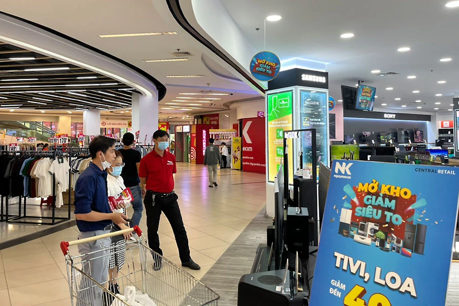 Khách hàng đang mua sắm tại chuỗi điện máy Nguyễn Kim của Tập đoàn Central Group (Thái Lan). Ảnh: TÚ UYÊN