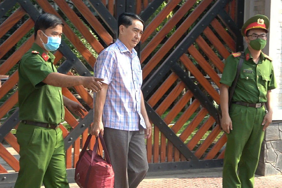 Công an dẫn giải Nguyễn Tấn Long, nguyên phó chủ tịch UBND TP Biên Hòa. Ảnh: VH Công an dẫn giải Nguyễn Tấn Long, nguyên phó chủ tịch UBND TP Biên Hòa. Ảnh: VH