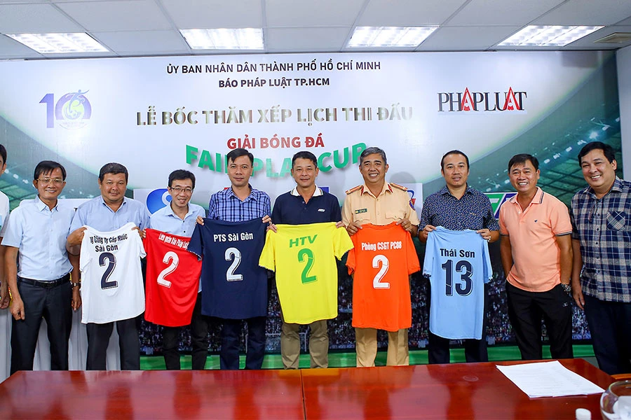 Sáu đội sáu màu áo sẽ tranh tài trên sân Tao Đàn trong ba ngày 1, 2 và 3-3. Ảnh trong bài: NGUYỆT NHI