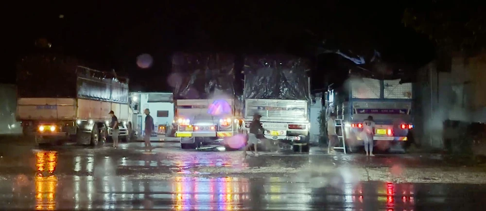 Cùng lúc nhiều xe tải ghé quán ông Thoại nhưng không ai ăn cơm mà chủ yếu trộm cà phê bán cho vợ chồng chủ quán. Ảnh trong bài: H.NGHĨA