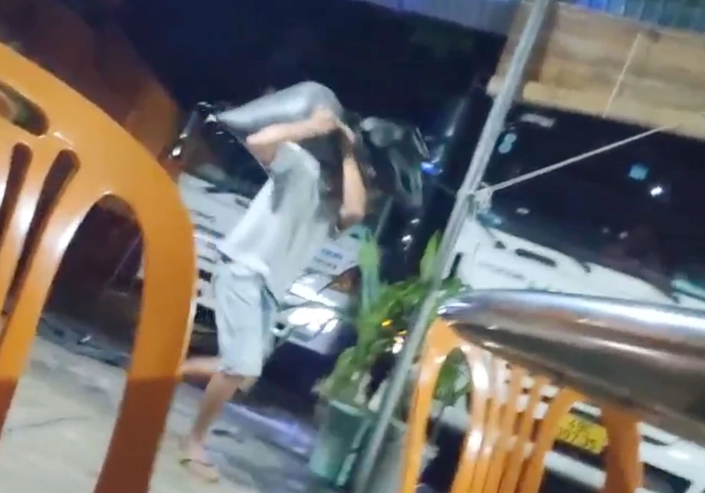 Một tài xế “làm hàng mẫu” để bán cho quán cơm ông Thoại.