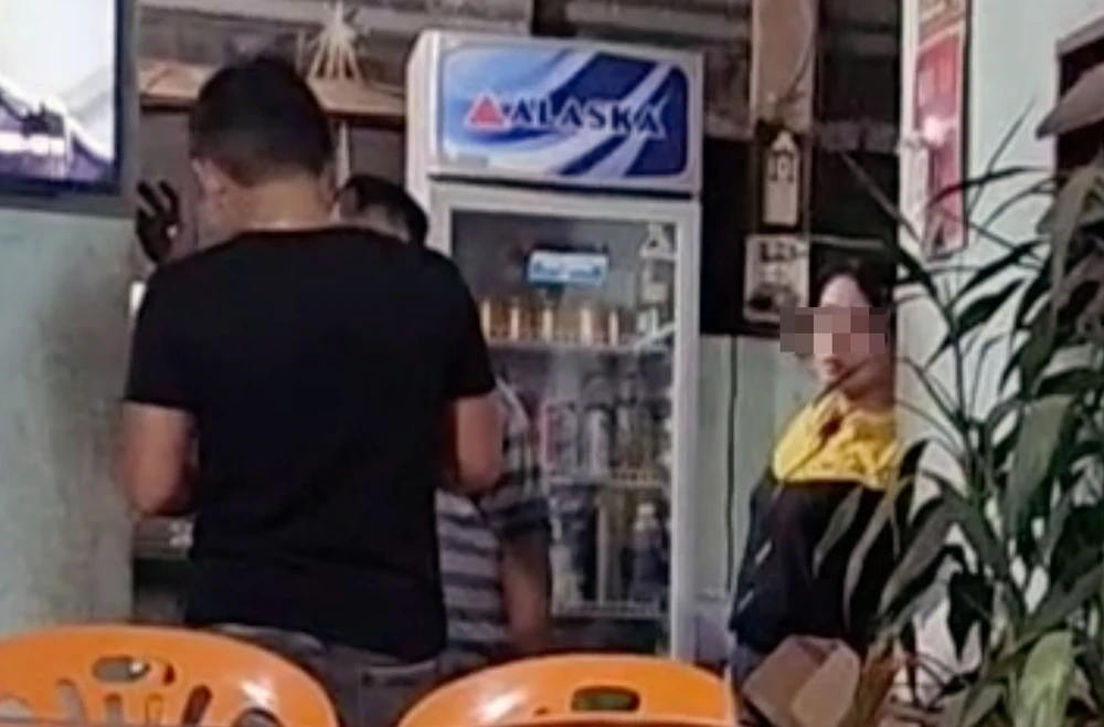 Vợ chồng chủ quán cơm trả tiền cho tài xế.