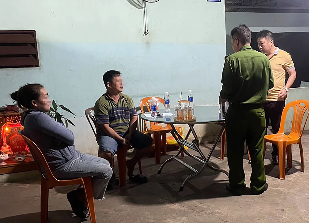 Công an huyện Đạ Huoai, tỉnh Lâm Đồng kiểm tra quán cơm ông Thoại và làm việc với vợ chồng chủ quán. Ảnh: H.NGHĨA