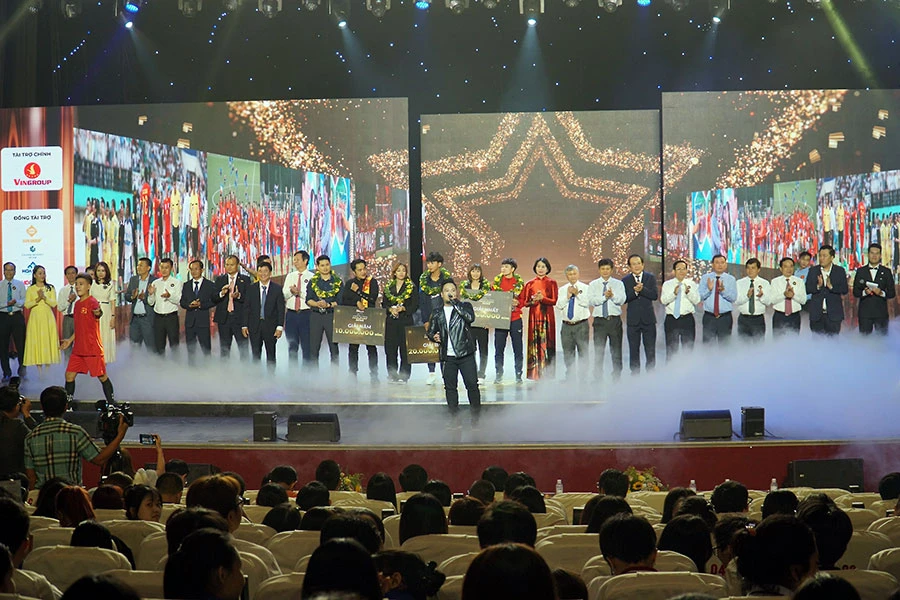 Lời chào tạm biệt và cuộc chia tay ấm áp. Ảnh trong bài: HOÀNG GIANG - HOÀNG HÙNG - BẢO PHƯƠNG