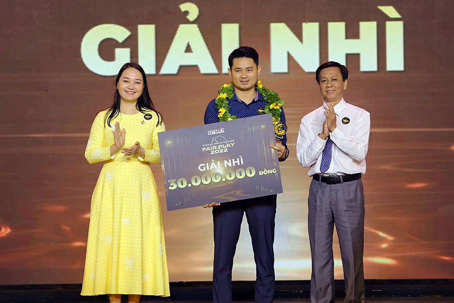 Giải nhì được trao cho BS Dương Tiến Cần.