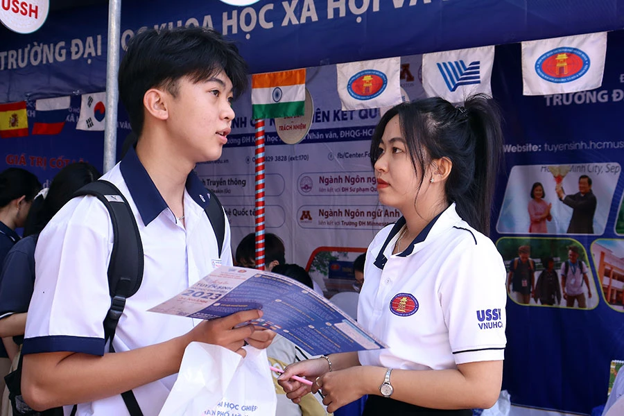 Thí sinh tìm hiểu thông tin tuyển sinh vào ĐH Quốc gia TP.HCM năm 2023. Ảnh: CTV