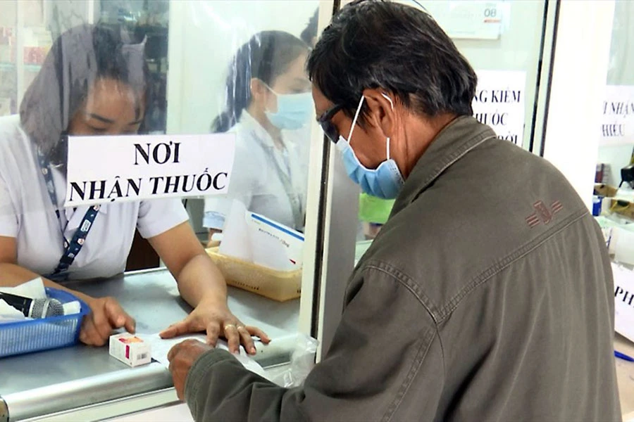 Người dân mua thuốc chữa bệnh ở quầy thuốc BV đa khoa vùng Tây Nguyên. Ảnh: BT