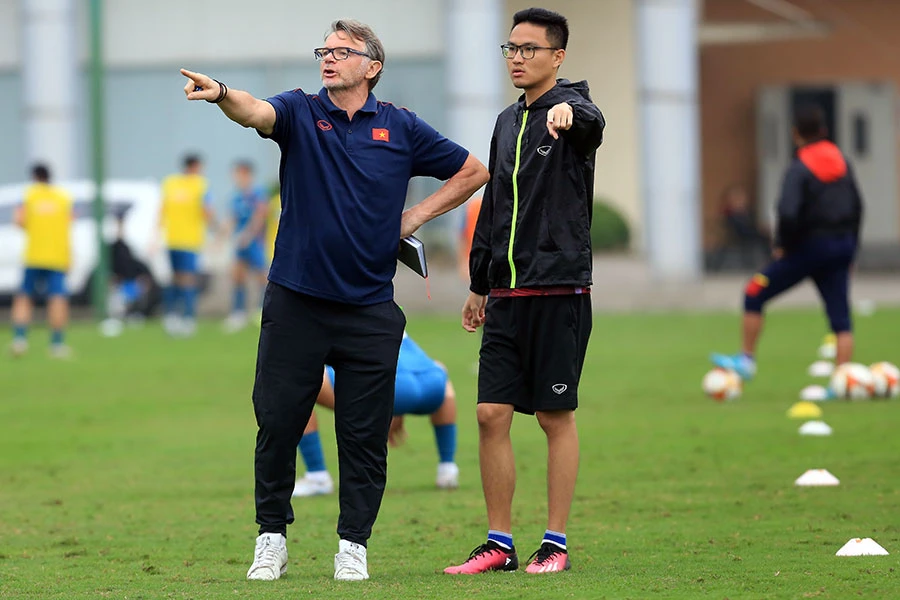 HLV Troussier đang gấp rút cho một chiến dịch vàng bắt đầu từ U-23 Việt Nam. Ảnh: VFF