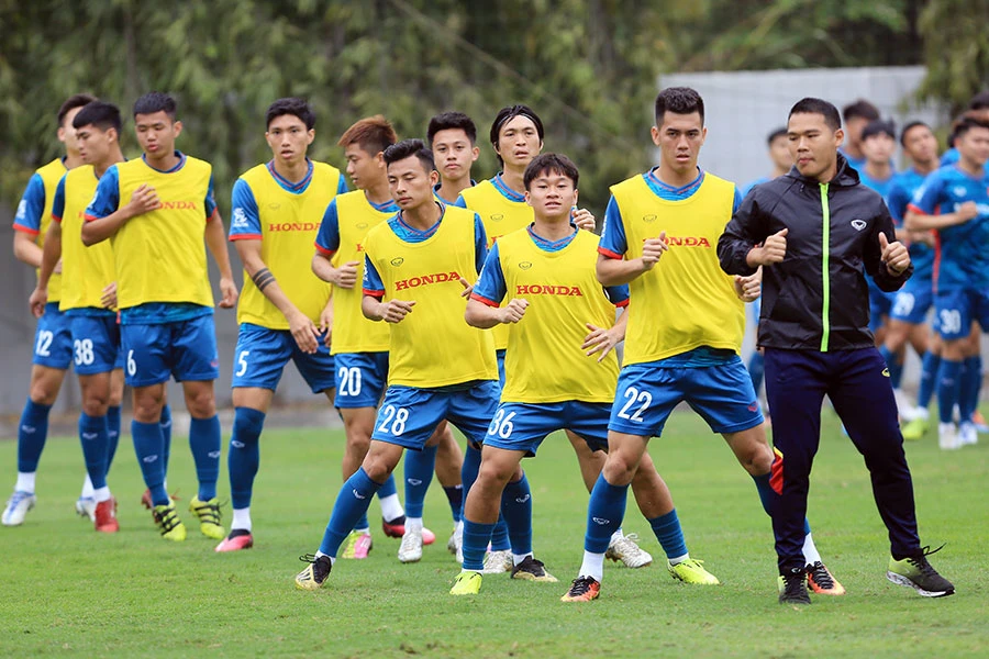 Buổi tập chung ngắn hạn giữa các cầu thủ U-23 và những tuyển thủ với kế hoạch chia quân thi đấu nhưng bất thành. Ảnh: VFF