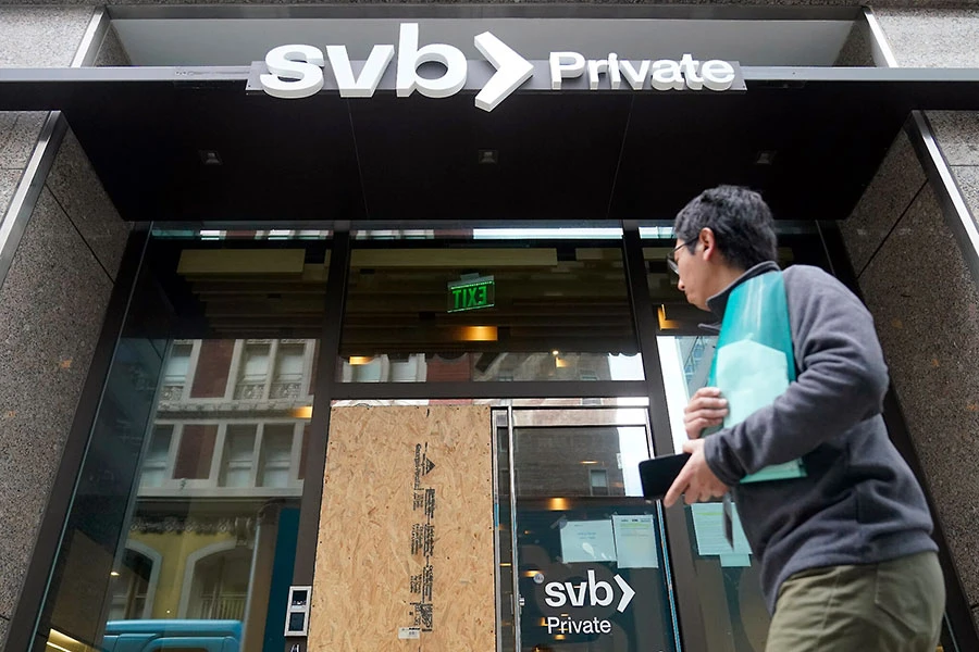 Bên ngoài trụ sở chi nhánh Ngân hàng Silicon Valley Bank ở TP San Francisco, Mỹ ngày 14-3. Ảnh: AFP