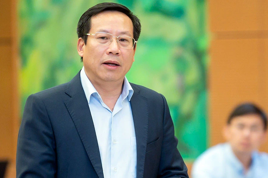 Thứ trưởng Bộ Y tế Lê Đức Luận báo cáo tại phiên họp. Ảnh: PHẠM THẮNG