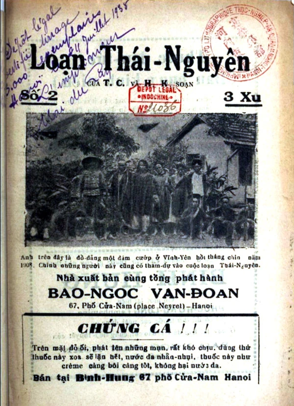 Quảng cáo thuốc trị trứng cá ngay trên bìa 1 sách Loạn Thái Nguyên số 2. Ảnh: ĐÌNH BA