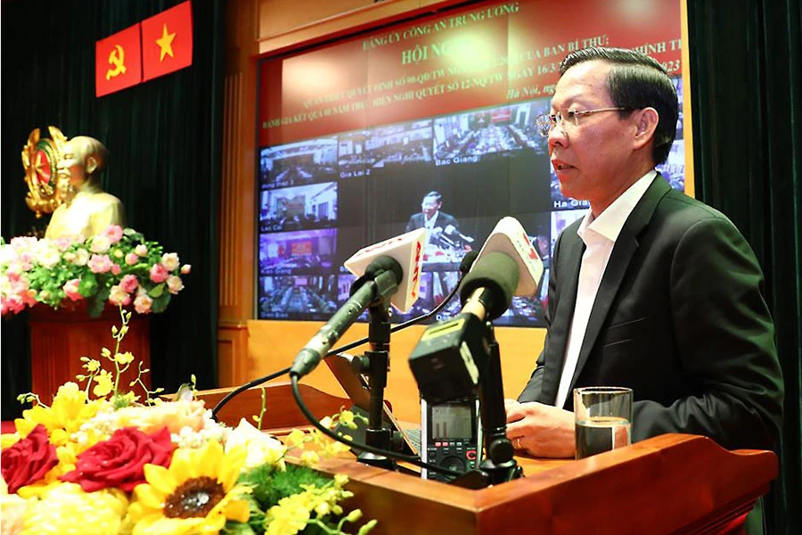 Ông Phan Văn Mãi, Chủ tịch UBND TP.HCM, đọc tham luận tại hội nghị. Ảnh: BCA