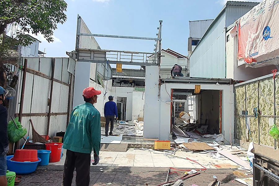 Nhà ông Nguyện (bên trái) bị tháo dỡ dù chưa có quyết định cưỡng chế. Ảnh: T.VŨ