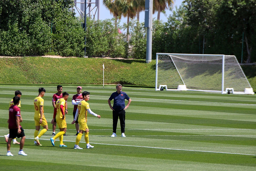 HLV Troussier đang tính lại bài toán nhân sự. Ảnh: VFF