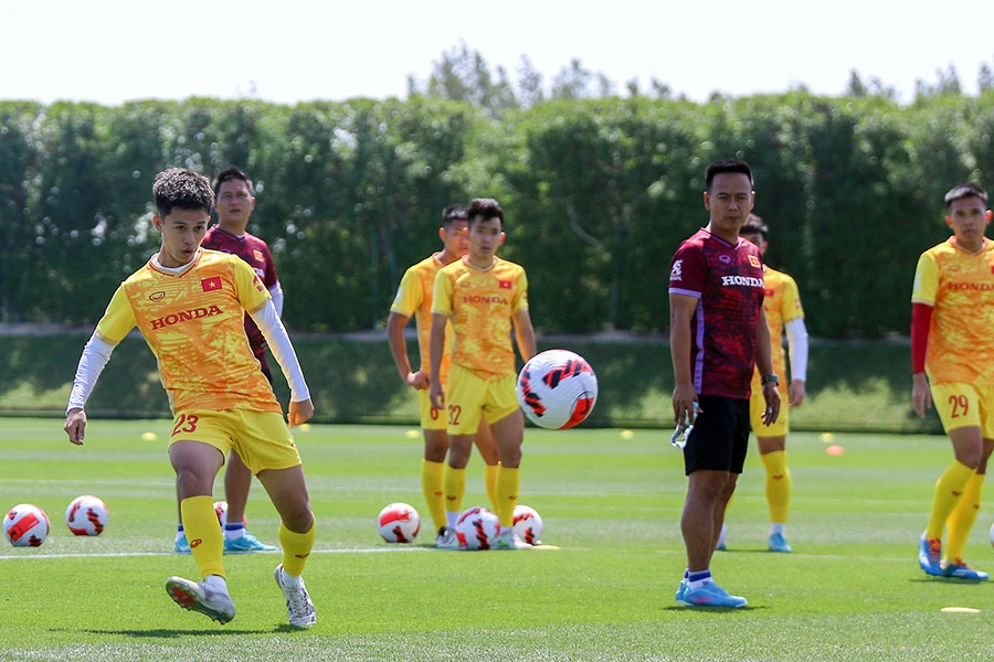 Bài tập dứt điểm được chú trọng nhiều sau trận thua đậm Iraq và các học trò vẫn chưa biết ghi bàn. Ảnh: VFF