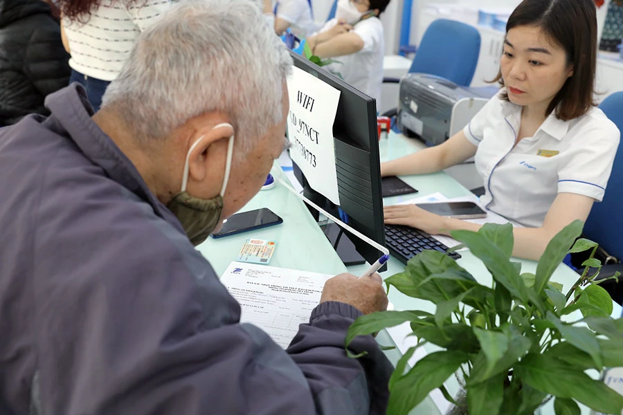 Trước hạn cuối khóa thuê bao, các điểm giao dịch của nhà mạng có dấu hiệu quá tải khi số người đến chuẩn hóa thông tin tăng mạnh. Ảnh: THU HÀ