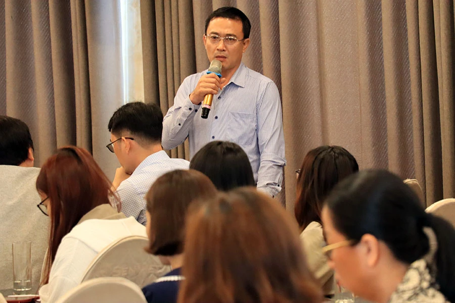 Ông Hoàng Văn Bình chia sẻ tại hội nghị. Ảnh: VĂN HÀ