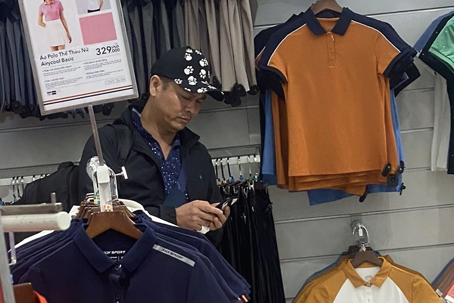 Nghi phạm vào cửa hàng thời trang ở Gia Lai để mua đồ thì bị phát hiện, bắt giữ. Ảnh: CA