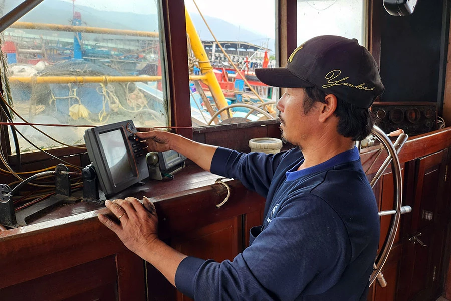 Trang thiết bị thô sơ trên tàu giã cào của ngư dân Phạm Sai, tỉnh Quảng Ngãi. Ảnh: TẤN VIỆT