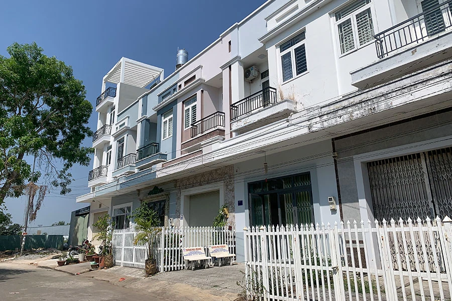 Căn nhà cuối dãy xây dựng sai thiết kế, phá vỡ kiến trúc cả dãy nhà liền kề. Ảnh: HD