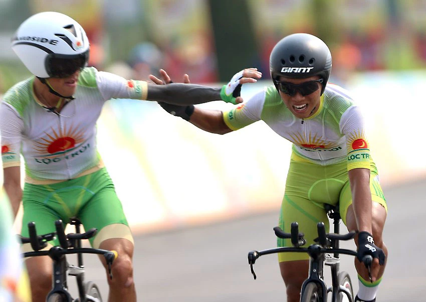 “Khủng long” Petr Rikunov ôm áo vàng, áo xanh chúc mừng Tăng Quý Trọng xé áo cam của Nguyễn Văn Bình. Ảnh: PHẠM HUY “Khủng long” Petr Rikunov ôm áo vàng, áo xanh chúc mừng Tăng Quý Trọng xé áo cam của Nguyễn Văn Bình. Ảnh: PHẠM HUY