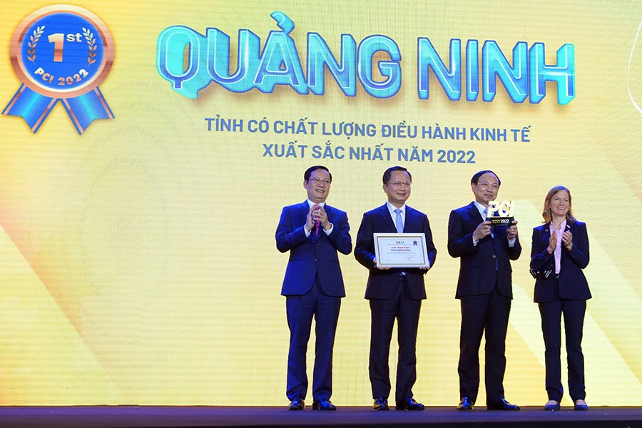 Bí thư Tỉnh ủy Quảng Ninh Nguyễn Xuân Ký và Chủ tịch UBND tỉnh Quảng Ninh Nguyễn Tường Văn nhận kỷ niệm chương PCI 2021. Ảnh: CHÂN LUẬN