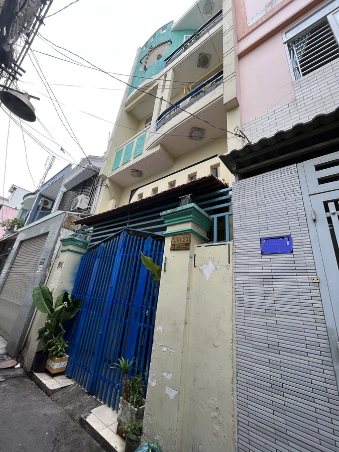 Căn nhà 390/23 Phạm Văn Bạch, phường 15, quận Tân Bình, TP.HCM không có bảng hiệu công ty nào. Ảnh: T.UYÊN