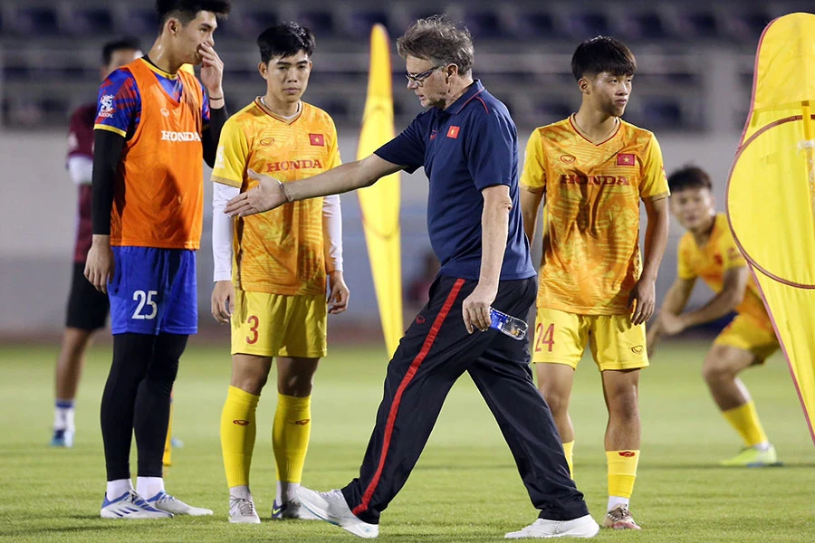 HLV Troussier đang rèn giũa cho các học trò trước SEA Games 32. Ảnh: Đ.H.VINH