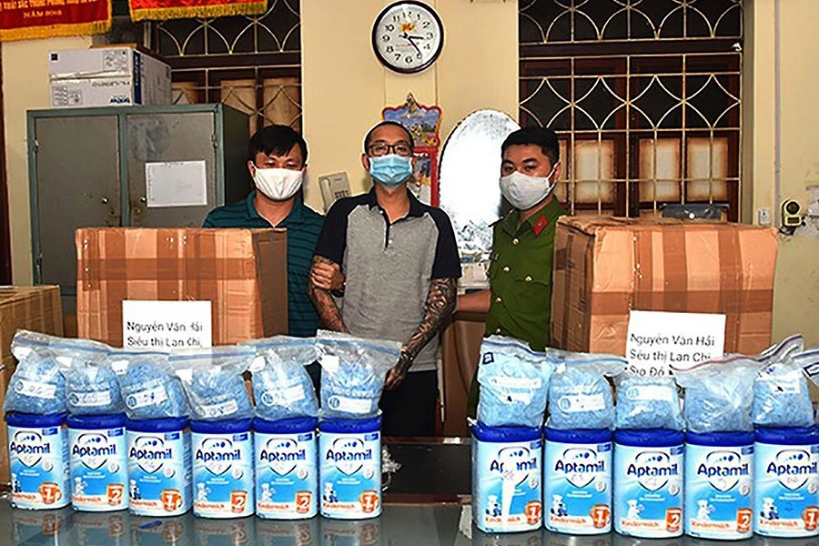 Một đường dây vận chuyển ma túy (ngụy trang bằng hộp sữa) qua đường hàng không bị triệt phá. Ảnh: CA