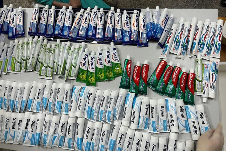 Vỏ kem đánh răng chứa ma túy bị lực lượng chức năng thu giữ ở sân bay Tân Sơn Nhất. Ảnh: CA