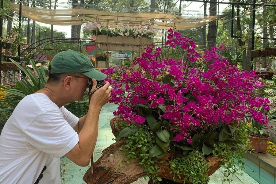 Người dân đến thưởng lãm hoa lan tại Festival hoa lan TP.HCM lần thứ hai - năm 2023. Ảnh: VĂN HÀ