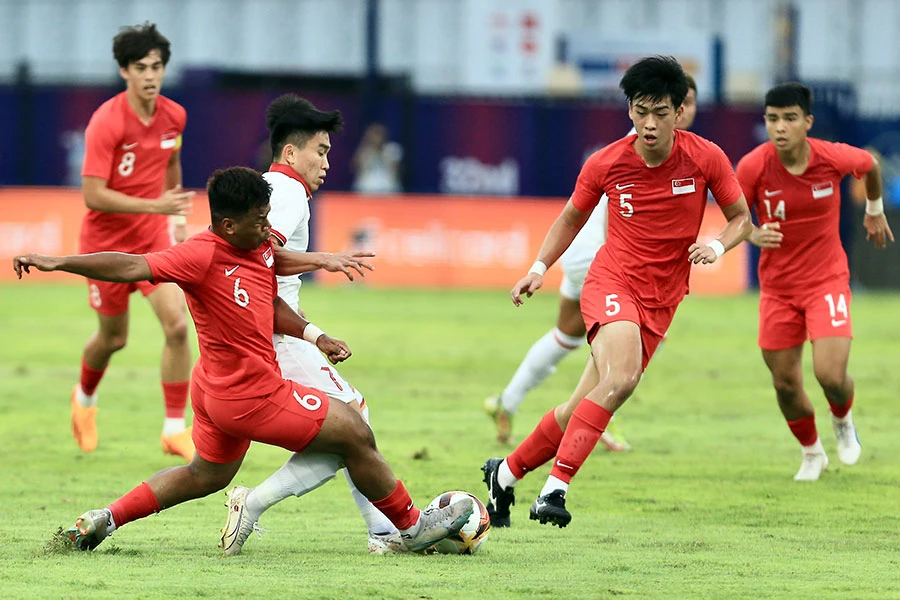 Đá với Singapore như bài tập có đối kháng nhưng các học trò của HLV Troussier vẫn để lộ nhiều điểm yếu cần khắc phục. Ảnh: ANH PHƯƠNG