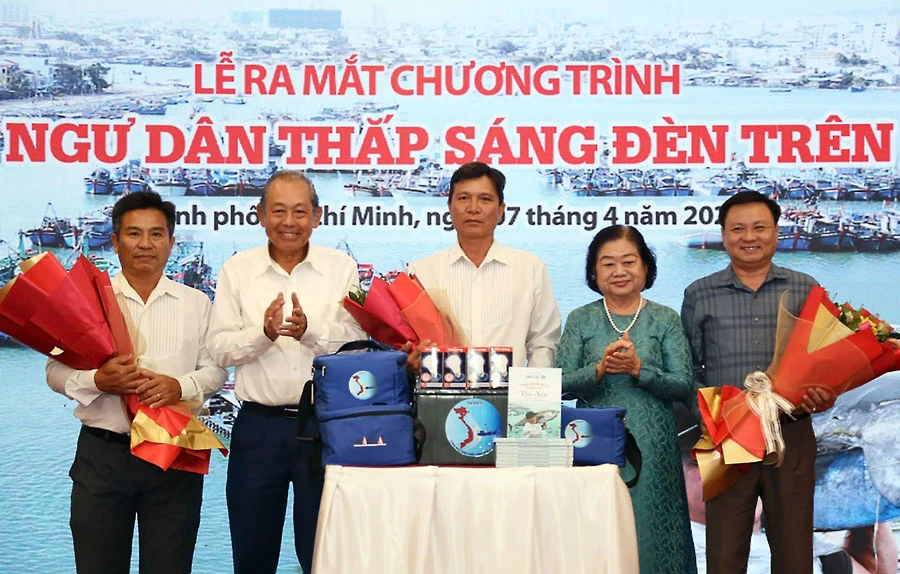 Báo Pháp Luật TP.HCM ra mắt chương trình Cùng ngư dân thắp sáng đèn trên biển. Ảnh: H.GIANG