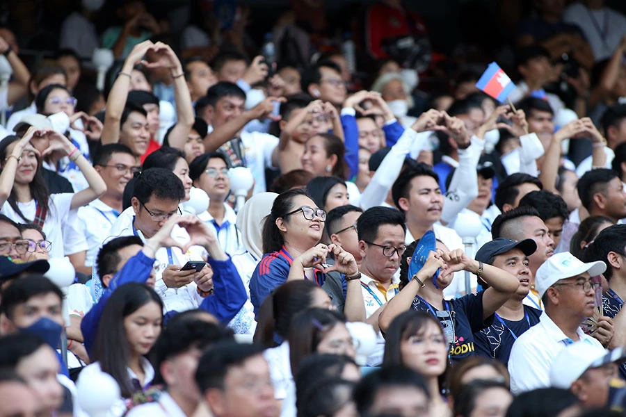 Người hâm mộ Campuchia hưởng ứng với đêm khai mạc SEA Games 32 trên sân Morodok Techo. Ảnh: ANH PHƯƠNG