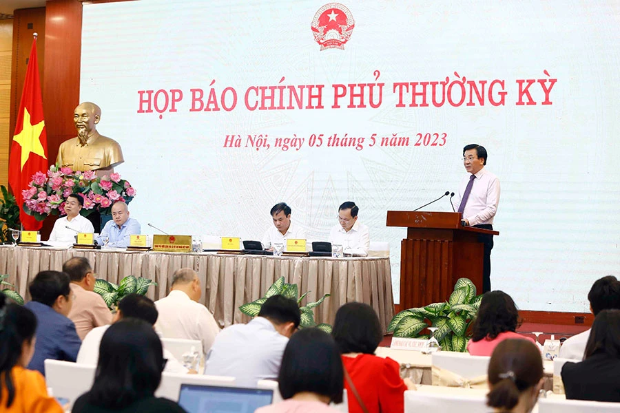 Bộ trưởng, Chủ nhiệm Văn phòng Chính phủ Trần Văn Sơn chủ trì buổi họp báo Chính phủ thường kỳ tháng 4-2023. Ảnh: TTXVN