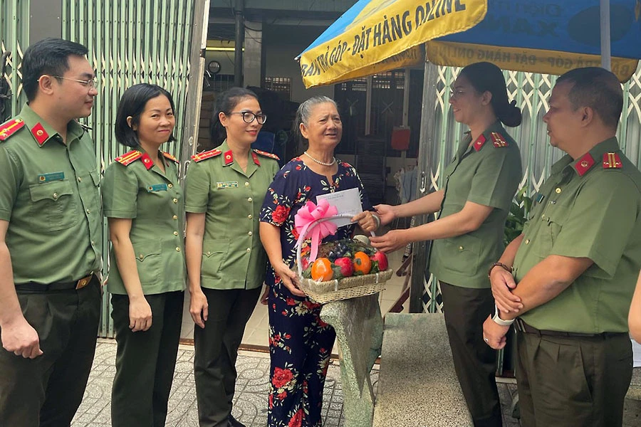 Lãnh đạo và chiến sĩ Phòng An ninh chính trị nội bộ Công an TP.HCM thăm, tặng quà cán bộ hưu trí. Ảnh: CTV Lãnh đạo và chiến sĩ Phòng An ninh chính trị nội bộ Công an TP.HCM thăm, tặng quà cán bộ hưu trí. Ảnh: CTV