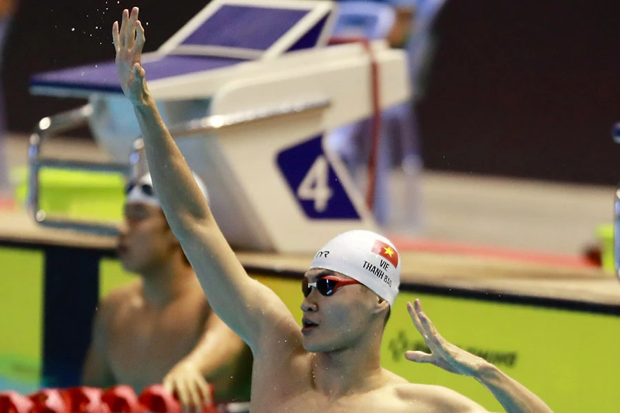 Thanh Bảo lại phá kỷ lục và ăn mừng với biểu tượng chiến thắng quen thuộc. Ảnh: ANH PHƯƠNG