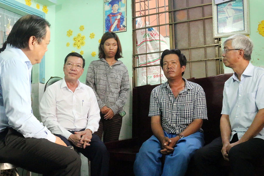 Lãnh đạo UBND TP.HCM và lãnh đạo báo thăm hỏi ngư dân Nguyễn Thành Được. Ảnh: THIỆN HỢP