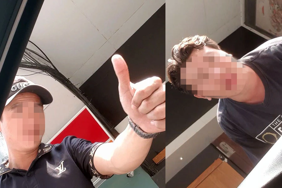 Hai nam thanh niên tự đứng ra thu phí đỗ ô tô tại khu vực có tổ chức thu phí đỗ xe qua app My Parking trên đường Đông Du (quận 1) ngày 22-2. Ảnh: NY