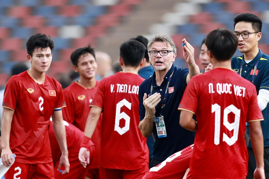 HLV Troussier có phần thông cảm khi các học trò của mình không có chỗ đứng ở V-League. Ảnh: PHƯƠNG NGHI