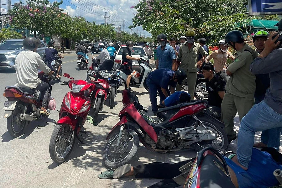 Đội dân phòng liên xã vây bắt hai nhóm thanh thiếu niên mang hung khí đánh nhau ở thị trấn Bến Lức. Ảnh: HUỲNH DU