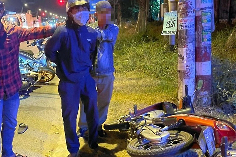 Công an huyện Bến Lức, tỉnh Long An đón lõng, bắt giữ Phạm Châu Thanh sau khi phạm tội ở huyện Tam Nông, tỉnh Đồng Tháp. Ảnh: HUỲNH DU