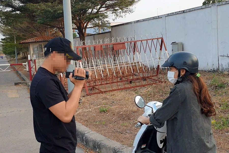 Cô gái khi biết bị gian lận tiền xăng không phản ứng gì, chỉ mong cơ quan chức năng xử lý. Ảnh: YÊN - TÂN Cô gái khi biết bị gian lận tiền xăng không phản ứng gì, chỉ mong cơ quan chức năng xử lý. Ảnh: YÊN - TÂN